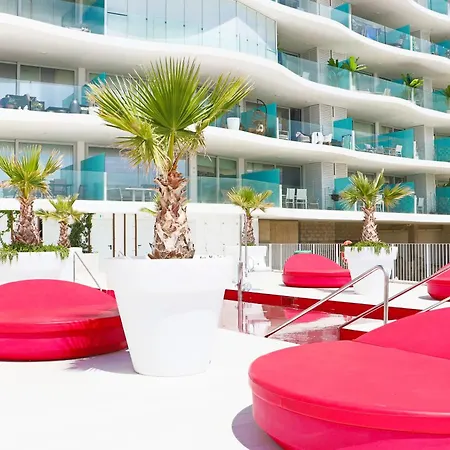 Fantastic In The Wave Just Steps From Carvajal - Pool And Free Parking Apartment *