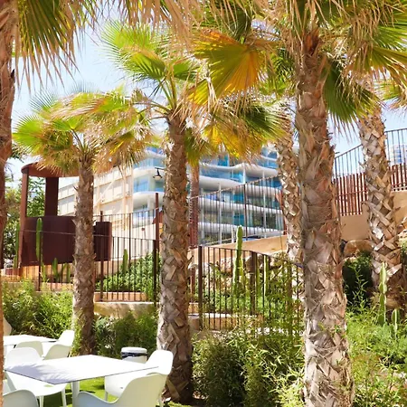 Fantastic In The Wave Just Steps From Carvajal - Pool And Free Parking Apartment *