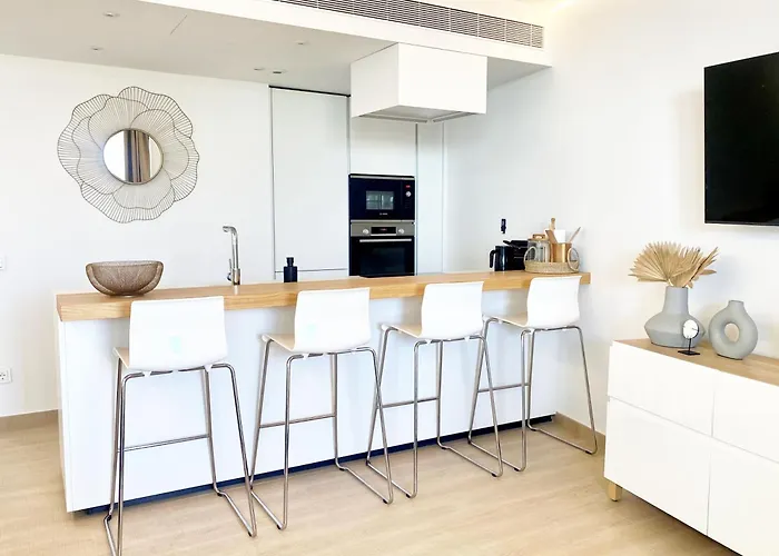 Fantastic In The Wave Just Steps From Carvajal - Pool And Free Parking