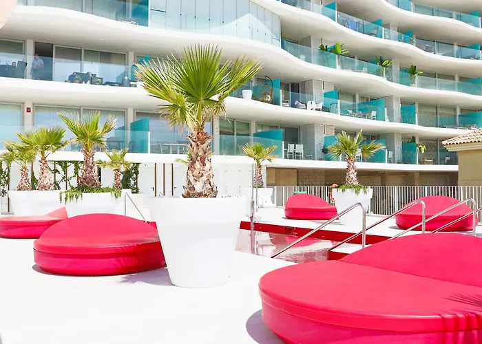 Fantastic In The Wave Just Steps From Carvajal - Pool And Free Parking Apartment *